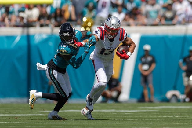 JACKSONVILLE, FL - SEPTEMBER 27: Mack Hollins 13 of the New England Patriots runs with the ball after a catch during the game between the Jacksonville Jaguars and the New England Patriots on September 27, 2026 at EverBank Stadium in Jacksonville, Fl. (Photo by David Rosenblum Icon Sportswire) NFL, American Football Herren, USA SEP 27 Patriots at Jaguars EDITORIAL USE ONLY Icon260927005548