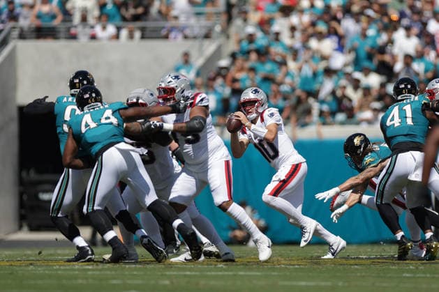 JACKSONVILLE, FL - SEPTEMBER 27: Drake Maye 10 of the New England Patriots looks for a receiver during the game between the Jacksonville Jaguars and the New England Patriots on September 27, 2026 at EverBank Stadium in Jacksonville, Fl. (Photo by David Rosenblum Icon Sportswire) NFL, American Football Herren, USA SEP 27 Patriots at Jaguars EDITORIAL USE ONLY Icon260927005603