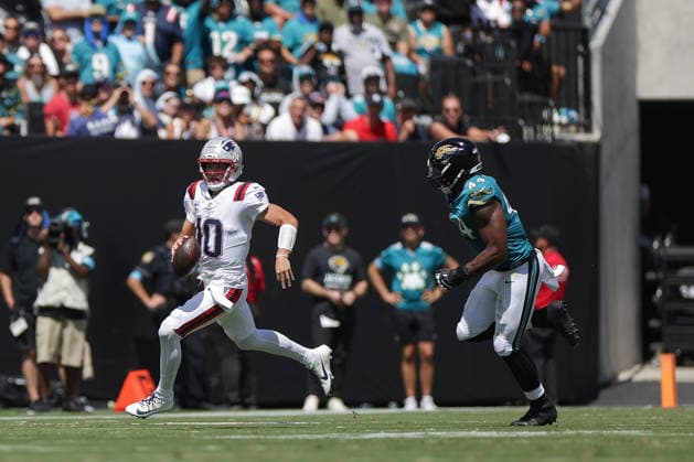 JACKSONVILLE, FL - SEPTEMBER 27: Drake Maye 10 of the New England Patriots runs with the ball during the game between the Jacksonville Jaguars and the New England Patriots on September 27, 2026 at EverBank Stadium in Jacksonville, Fl. (Photo by David Rosenblum Icon Sportswire) NFL, American Football Herren, USA SEP 27 Patriots at Jaguars EDITORIAL USE ONLY Icon260927005652