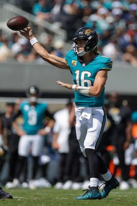 JACKSONVILLE, FL - SEPTEMBER 27: Trevor Lawrence 16 of the Jacksonville Jaguars throws a pass during the game between the Jacksonville Jaguars and the New England Patriots on September 27, 2026 at EverBank Stadium in Jacksonville, Fl. (Photo by David Rosenblum Icon Sportswire) NFL, American Football Herren, USA SEP 27 Patriots at Jaguars EDITORIAL USE ONLY Icon260927005817