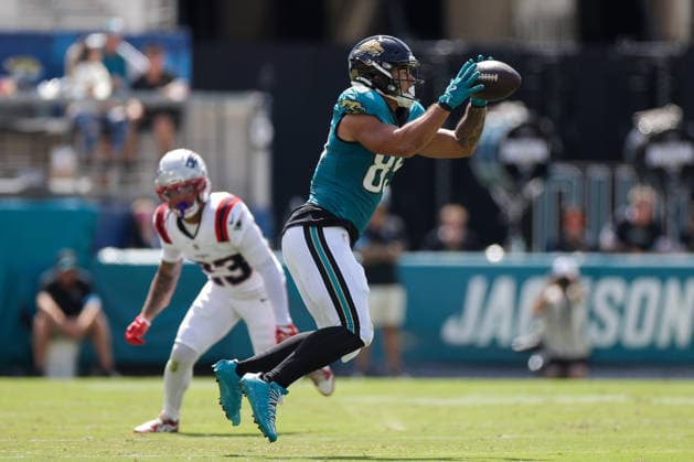 JACKSONVILLE, FL - SEPTEMBER 27: Brenton Strange 85 of the Jacksonville Jaguars catches a pass during the game between the Jacksonville Jaguars and the New England Patriots on September 27, 2026 at EverBank Stadium in Jacksonville, Fl. (Photo by David Rosenblum Icon Sportswire) NFL, American Football Herren, USA SEP 27 Patriots at Jaguars EDITORIAL USE ONLY Icon260927006128