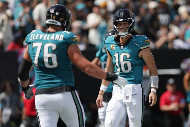 JACKSONVILLE, FL - SEPTEMBER 27: Trevor Lawrence 16 of the Jacksonville Jaguars reacts after throwing a touchdown pass during the game between the Jacksonville Jaguars and the New England Patriots on September 27, 2026 at EverBank Stadium in Jacksonville, Fl. (Photo by David Rosenblum Icon Sportswire) NFL, American Football Herren, USA SEP 27 Patriots at Jaguars EDITORIAL USE ONLY Icon260927006174