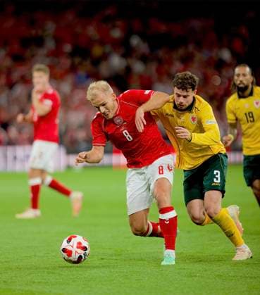 RECORD DATE NOT STATED Football - UEFA Nations League - Group A4 - Denmark v Wales COPENHAGEN, DENMARK - Sunday, September 27, 2026: Denmark s Gustav Isaksen (L) is challenged by Wales Neco Williams during the UEFA Nations League Group A4 Matchday 2 match between Denmark and Wales at the Parken Stadium. Denmark won 2-0. (Photo by Amanda McMaster Propaganda) COPENHAGEN Parken Stadium COPENHAGEN DENMARK  Copyright: xAmandaxMcMasterx 2026-09-27-Denmark_v_Wales-060
