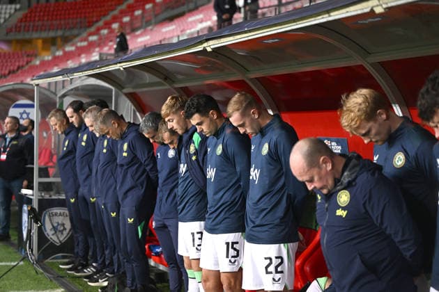 IPA89043773 - Players on the bench with their heads bowed in protest during the Nations League, Matchday 2 between Israel and Ireland on September 27, 2026, at the Puskás Arena in Budapest, Hungary  Copyright: xVincenzoxOrlando IPAxSportx xx IPA89043773