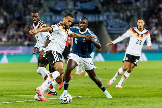 AUGSBURG, GERMANY - SEPTEMBER 27: Josha Vagnoman (Germany, 14) controls the ball against Andreas Tetteh (Greece, 16) during the UEFA Nations League match between Germany vs. Greece at WWK Arena on matchday 2 of the UEFA Nations League on September 27, 2026 in Augsburg, Germany. Bavaria Germany Copyright: xSteffiexWunderlx