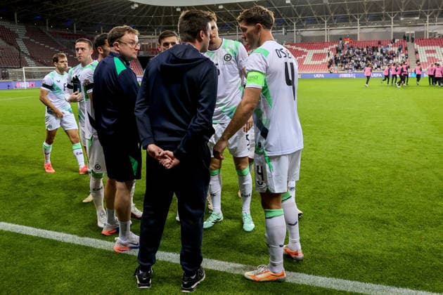 UEFA Nations League Group Stage, Nagyerdei Stadion, Debrecen, Hungary 27 9 2026 Israel vs Republic of Ireland Ireland s Dara O Shea speaks with Communications manager Kieran Crowley ahead of the match Dara O Shea speaks with Kieran Crowley ahead of the match 27 9 2026  Copyright: xx RB3_7139