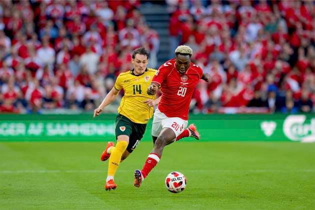 RECORD DATE NOT STATED Football - UEFA Nations League - Group A4 - Denmark v Wales COPENHAGEN, DENMARK - Sunday, September 27, 2026: Denmark s Mohamed Daramy (R) is challenged by Wales Connor Roberts during the UEFA Nations League Group A4 Matchday 2 match between Denmark and Wales at the Parken Stadium. Denmark won 2-0. (Photo by Amanda McMaster Propaganda) COPENHAGEN Parken Stadium COPENHAGEN DENMARK  Copyright: xAmandaxMcMasterx 2026-09-27-Denmark_v_Wales-072