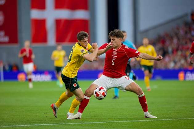 RECORD DATE NOT STATED Football - UEFA Nations League - Group A4 - Denmark v Wales COPENHAGEN, DENMARK - Sunday, September 27, 2026: Wales Daniel James is challenged by Denmark s Joakim Maehle during the UEFA Nations League Group A4 Matchday 2 match between Denmark and Wales at the Parken Stadium. Denmark won 2-0. (Photo by Amanda McMaster Propaganda) COPENHAGEN Parken Stadium COPENHAGEN DENMARK  Copyright: xAmandaxMcMasterx 2026-09-27-Denmark_v_Wales-077