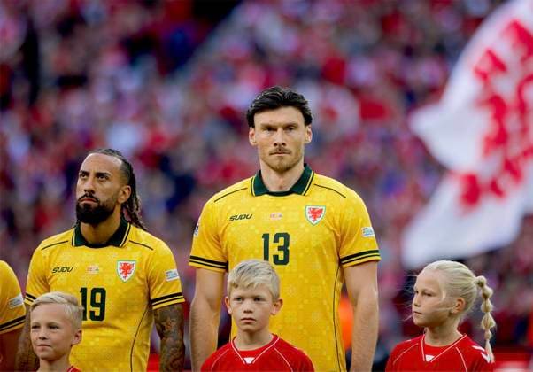 RECORD DATE NOT STATED Football - UEFA Nations League - Group A4 - Denmark v Wales COPENHAGEN, DENMARK - Sunday, September 27, 2026: Wales Sorba Thomas and Kieffer Moore (R) lines-up before the UEFA Nations League Group A4 Matchday 2 match between Denmark and Wales at the Parken Stadium. Denmark won 2-0. (Photo by Amanda McMaster Propaganda) COPENHAGEN Parken Stadium COPENHAGEN DENMARK  Copyright: xAmandaxMcMasterx 2026-09-27-Denmark_v_Wales-082