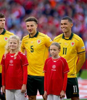 RECORD DATE NOT STATED Football - UEFA Nations League - Group A4 - Denmark v Wales COPENHAGEN, DENMARK - Sunday, September 27, 2026: Wales Ethan Ampadu and Brennan Johnson line-up before the UEFA Nations League Group A4 Matchday 2 match between Denmark and Wales at the Parken Stadium. Denmark won 2-0. (Photo by Amanda McMaster Propaganda) COPENHAGEN Parken Stadium COPENHAGEN DENMARK  Copyright: xAmandaxMcMasterx 2026-09-27-Denmark_v_Wales-083