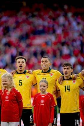 RECORD DATE NOT STATED Football - UEFA Nations League - Group A4 - Denmark v Wales COPENHAGEN, DENMARK - Sunday, September 27, 2026: Wales Ethan Ampadu, Brennan Johnson and Connor Roberts sing the national anthem before the UEFA Nations League Group A4 Matchday 2 match between Denmark and Wales at the Parken Stadium. Denmark won 2-0. (Photo by Amanda McMaster Propaganda) COPENHAGEN Parken Stadium COPENHAGEN DENMARK  Copyright: xAmandaxMcMasterx 2026-09-27-Denmark_v_Wales-084