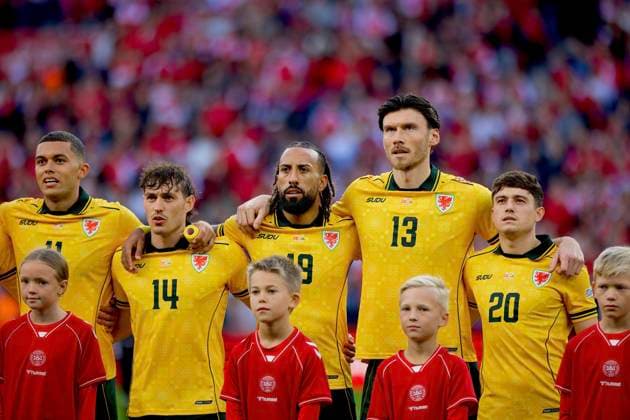 RECORD DATE NOT STATED Football - UEFA Nations League - Group A4 - Denmark v Wales COPENHAGEN, DENMARK - Sunday, September 27, 2026: Wales Brennan Johnson, Connor Roberts, Sorba Thomas, Kieffer Moore and Daniel James sing the national anthem before the UEFA Nations League Group A4 Matchday 2 match between Denmark and Wales at the Parken Stadium. Denmark won 2-0. (Photo by Amanda McMaster Propaganda) COPENHAGEN Parken Stadium COPENHAGEN DENMARK  Copyright: xAmandaxMcMasterx 2026-09-27-Denmark_v_Wales-085