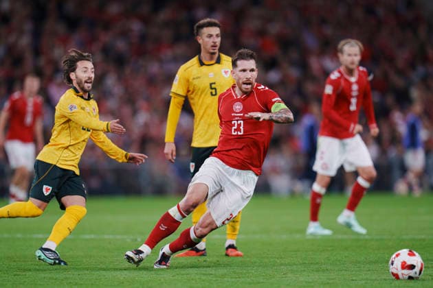 Nations League: Denmark vs. Wales—Denmark s Pierre-Emile Højbjerg and Wales Joshua Sheehan and Ethan Ampadu during the Nations League match between Denmark and Wales at Parken on Sunday, September 27, 2026. Photo by Liselotte Sabroe, Ritzau Scanpix, Copenhagen, Denmark  Copyright: Ritzau Scanpix LiselottexSabroex spdk20260927-212026-L