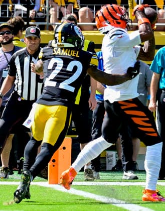 Cincinnati Bengals wide receiver Ja marr Chase (1) makes the catch for a touchdown with Pittsburgh Steelers cornerback Asante Samuel Jr. (22) in coverage during the first quarter against the Pittsburgh Steelers at Acrisure Stadium on Sunday, Sept. 27, 2026 in Pittsburgh.  PIT2026092703 ARCHIExCARPENTER