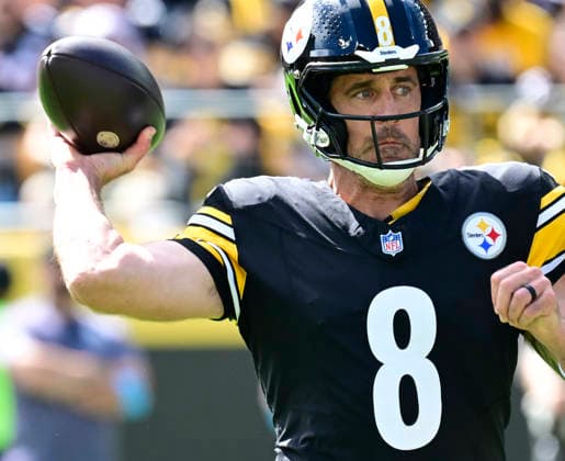 Pittsburgh Steelers quarterback Aaron Rodgers (8) throws in the first quarter against the Cincinnati Bengals at Acrisure Stadium on Sunday, Sept. 27, 2026 in Pittsburgh.  PIT2026092705 ARCHIExCARPENTER