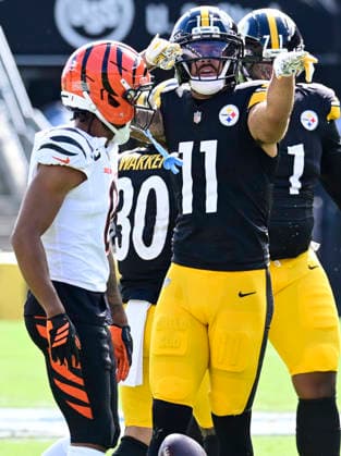 Pittsburgh Steelers wide receiver Michael Pittman Jr. (11) signal first down following his catch in the first quarter against the Cincinnati Bengals at Acrisure Stadium on Sunday, Sept. 27, 2026 in Pittsburgh.  PIT2026092706 ARCHIExCARPENTER