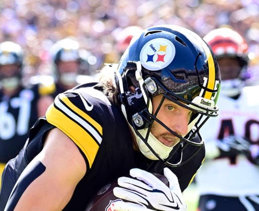 Pittsburgh Steelers wide receiver Ben Skowronek (15) makes the catch in the end zone for a touchdown in the first quarter against the Cincinnati Bengals at Acrisure Stadium on Sunday, Sept. 27, 2026 in Pittsburgh.  PIT2026092709 ARCHIExCARPENTER