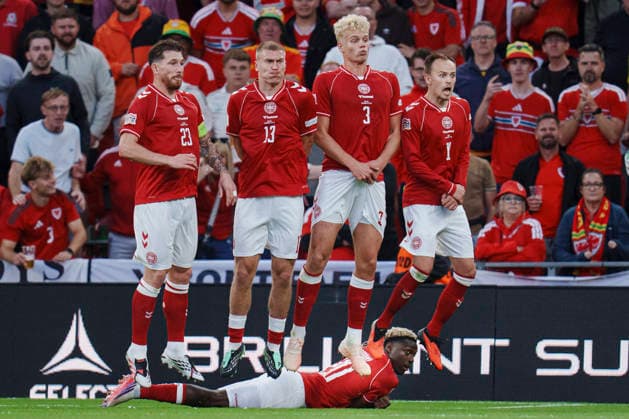Nations League: Denmark vs. Wales—Denmark’s Pierre-Emile Højbjerg, Rasmus Nissen Kristensen, Oliver Provstgaard, Mikkel Damsgaard, and Mohamed Daramy during a free kick in the Nations League match between Denmark and Wales at Parken on Sunday, September 27, 2026. Photo by Liselotte Sabroe, Ritzau Scanpix, Copenhagen, Denmark  Copyright: Ritzau Scanpix LiselottexSabroex spdk20260927-210206-L