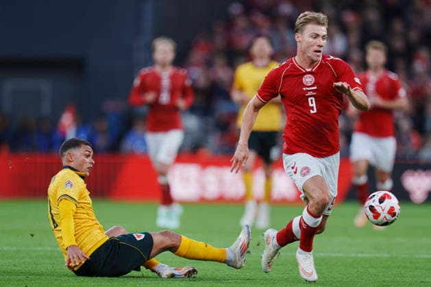 Nations League: Denmark vs. Wales—Denmark s Rasmus Hoejlund and Wales Brennan Johnson during the Nations League match between Denmark and Wales at Parken on Sunday, September 27, 2026. Photo by Liselotte Sabroe, Ritzau Scanpix, Copenhagen, Denmark  Copyright: Ritzau Scanpix LiselottexSabroex spdk20260927-210444-L