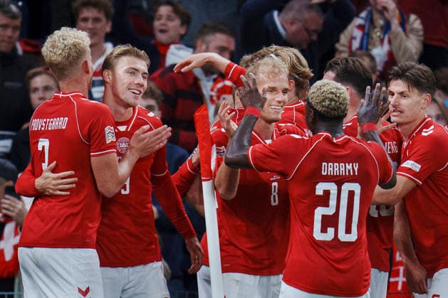 Nations League: Denmark vs. Wales. Denmark s Rasmus Hoejlund scores to make it 1–0 and celebrates with Oliver Provstgaard, Morten Hjulmand, Mohamed Daramy, Gustav Isaksen, and Joakim Maehle during the Nations League match between Denmark and Wales at Parken on Sunday, September 27, 2026. Photo by Liselotte Sabroe, Ritzau Scanpix, Copenhagen, Denmark  Copyright: Ritzau Scanpix LiselottexSabroex spdk20260927-210716-L