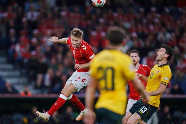 Nations League: Denmark vs. Wales—Denmark s Joachim Andersen and Wales Kieffer Moore during the Nations League match between Denmark and Wales at Parken on Sunday, September 27, 2026. Photo by Liselotte Sabroe, Ritzau Scanpix, Copenhagen, Denmark  Copyright: Ritzau Scanpix LiselottexSabroex spdk20260927-211022-L