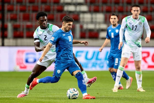 UEFA Nations League Group Stage, Nagyerdei Stadion, Debrecen, Hungary 27 9 2026 Israel vs Republic of Ireland Ireland s James Abankwah with Israel s Manor Solomon James Abankwah with Manor Solomon 27 9 2026  Copyright: xx 0NIK3772
