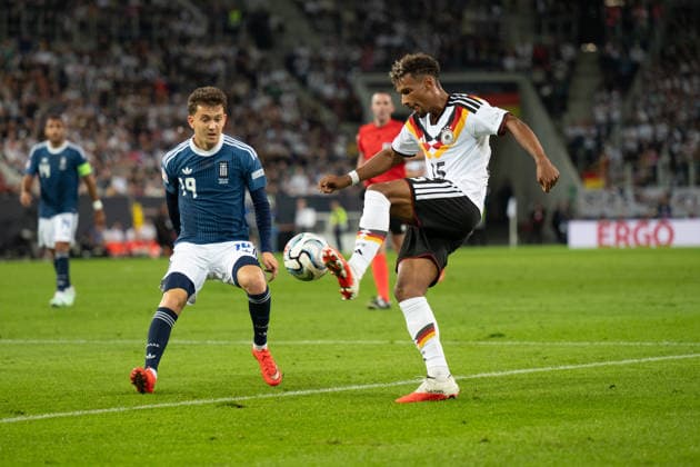 GER, Bavaria, Augsburg, Soccer, Germany vs. Greece, at the WWK Arena, Augsburg, UEFA Nations League, Matchday 2, Group Stage, September 27, 2026, From left: Konstantinos Karetsas (Greece), 19, Nico Schlotterbeck (Germany), 15, cross, on the attack, tackle. DFL and DFB regulations prohibit any use of photographs as image sequences and or quasi-video, Copyright: HMB-Media MichaelxNibel