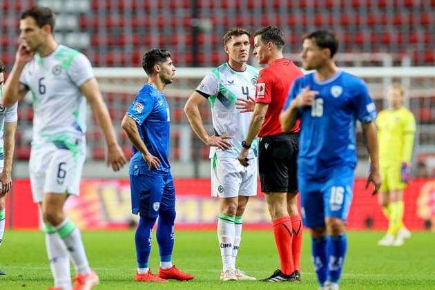 UEFA Nations League Group Stage, Nagyerdei Stadion, Debrecen, Hungary 27 9 2026 Israel vs Republic of Ireland Referee Harm Osmers speaks with Ireland s Dara O Shea and Israel s Manor Solomon Harm Osmers speaks with Dara O Shea and Manor Solomon 27 9 2026  Copyright: xx RB1_8339