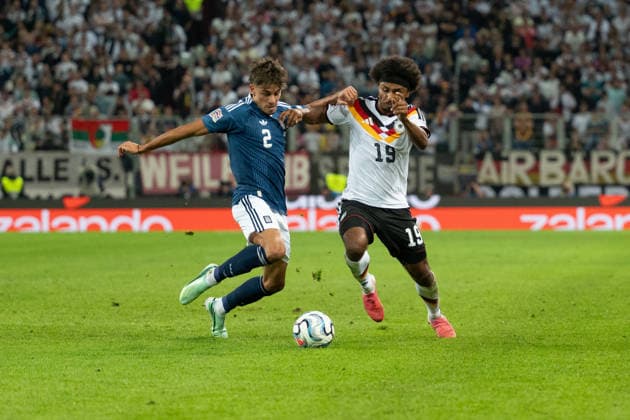 GER, Bavaria, Augsburg, Soccer, Germany vs. Greece, at the WWK Arena, Augsburg, UEFA Nations League, Matchday 2, Group Stage, September 27, 2026, from left: Giorgos Vagiannidis (Greece), 2, Karim Adeyemi (Germany), 19, in a tackle for the ball. DFL and DFB regulations prohibit any use of photographs as image sequences and or quasi-video, Copyright: HMB-Media MichaelxNibel