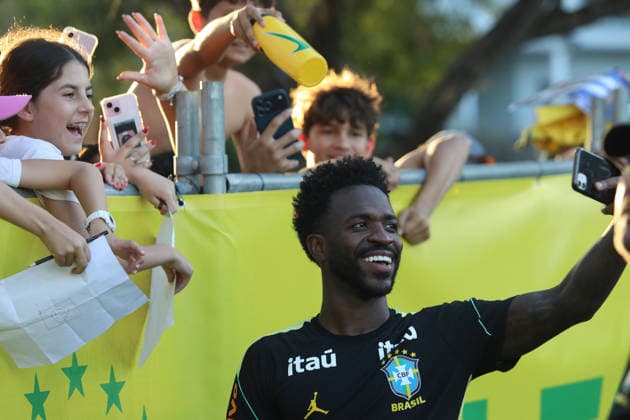 Brazil Training session in Brisbane, Australia - 28 Sept 2026 Brazilian football superstar Vini Junior takes a selfie for fans after his team training session. Brazil will play the Australian Socceroos in their second match Tuesday, 29th September at Suncorp Stadium. Brisbane Australia Copyright: xRichardxHainesx xSOPAxImagesx Richard Haines BRZL (1)