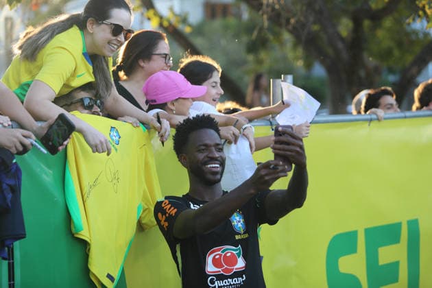 Brazil Training session in Brisbane, Australia - 28 Sept 2026 Brazilian football superstar Vini Junior takes a selfie with fans after his team training session. Brazil will play the Australian Socceroos in their second match Tuesday, 29th September at Suncorp Stadium. Brisbane Australia Copyright: xRichardxHainesx xSOPAxImagesx Richard Haines BRZL (2)