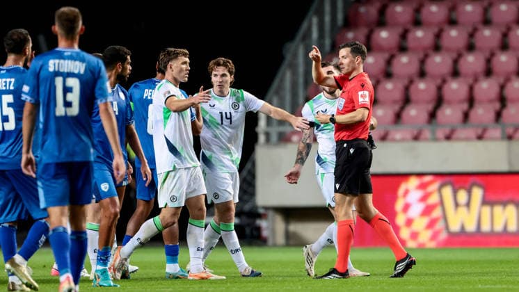 UEFA Nations League Group Stage, Nagyerdei Stadion, Debrecen, Hungary 27 9 2026 Israel vs Republic of Ireland Ireland s Dara O Shea speaks with Referee Harm Osmers Dara O Shea speaks with Harm Osmers 27 9 2026  Copyright: xx 0NIK4085