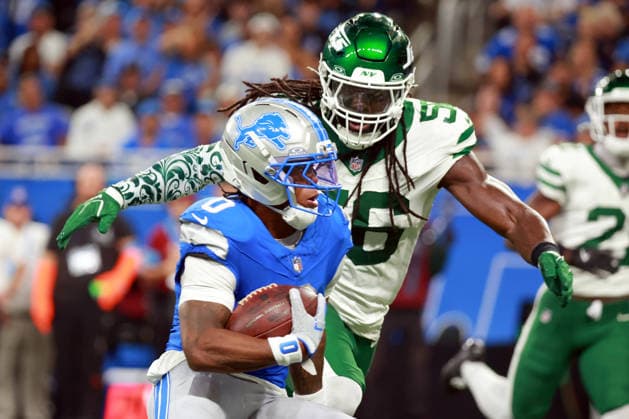 New York Jets vs Detroit Lions DETROIT,MICHIGAN-SEPTEMBER 27: Detroit Lions running back Jahmyr Gibbs (0) carries the ball under the pressure of outside linebacker Demario Davis (56) of the New York Jets during an NFL, American Football Herren, USA football game between the New York Jets and the Detroit Lions in Detroit, Michigan USA, on Sunday, September 27, 2026 Detroit Michigan United States  Copyright: xAmyxLemusx originalFilename:lemus-newyorkj260927_npGyE