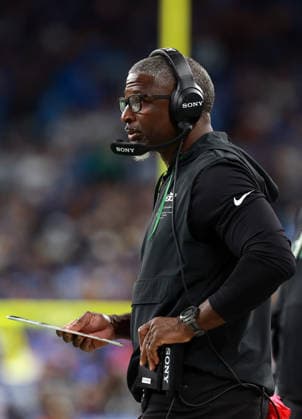 New York Jets vs Detroit Lions DETROIT,MICHIGAN-SEPTEMBER 27: Head coach Aaron Glenn of the New York Jets looks on from the sidelines during an NFL, American Football Herren, USA football game between the New York Jets and the Detroit Lions in Detroit, Michigan USA, on Sunday, September 27, 2026 Detroit Michigan United States  Copyright: xAmyxLemusx originalFilename:lemus-newyorkj260927_npiVH