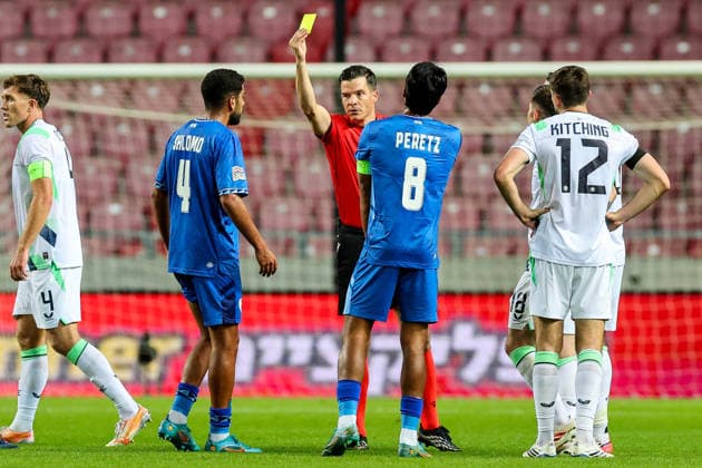 UEFA Nations League Group Stage, Nagyerdei Stadion, Debrecen, Hungary 27 9 2026 Israel vs Republic of Ireland Referee Harm Osmers shows a yellow card to Israel s Raz Shlomo Harm Osmers shows a yellow card to Raz Shlomo 27 9 2026  Copyright: xx RB1_9085