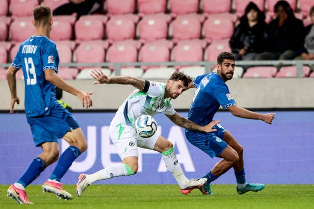 UEFA Nations League Group Stage, Nagyerdei Stadion, Debrecen, Hungary 27 9 2026 Israel vs Republic of Ireland Ireland s Troy Parrott with Israel s Raz Shlomo Troy Parrott with Raz Shlomo 27 9 2026  Copyright: xx 0NIK3958