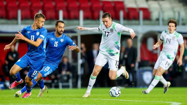 UEFA Nations League Group Stage, Nagyerdei Stadion, Debrecen, Hungary 27 9 2026 Israel vs Republic of Ireland Ireland s Jack Moylan comes up against Israel s Nikita Stoinov and Eliel Peretz Jack Moylan comes up against Nikita Stoinov and Eliel Peretz 27 9 2026  Copyright: xx RB1_9486