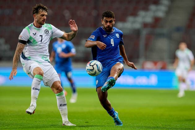 UEFA Nations League Group Stage, Nagyerdei Stadion, Debrecen, Hungary 27 9 2026 Israel vs Republic of Ireland Ireland s Troy Parrott with Israel s Raz Shlomo Troy Parrott with Raz Shlomo 27 9 2026  Copyright: xx RB1_9965