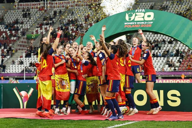 U20 Spain team group, Mannschaftsbild, Totale (ESP), SEPTEMBER 27, 2026 - Football Soccer : U20 Spain team group celebrate while holding up a trophy on the podium after winning FIFA U-20 Women s World Cup Poland 2026 Final match between Under-20 Spain - Under-20 DPR Korea at the Stadion Miejski LKS Lodz in Lodz, Poland. Noxthirdxpartyxsales  aflo_351470930 MutsuxKawamorix