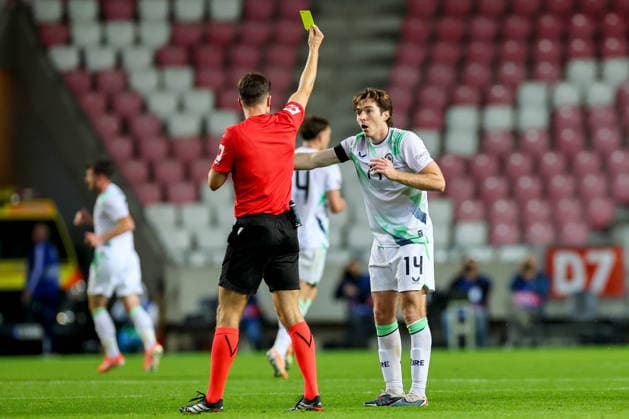 UEFA Nations League Group Stage, Nagyerdei Stadion, Debrecen, Hungary 27 9 2026 Israel vs Republic of Ireland Referee Harm Osmers shows a yellow card to Ireland s Conor Coventry Harm Osmers shows a yellow card to Conor Coventry 27 9 2026  Copyright: xx RB1_0522