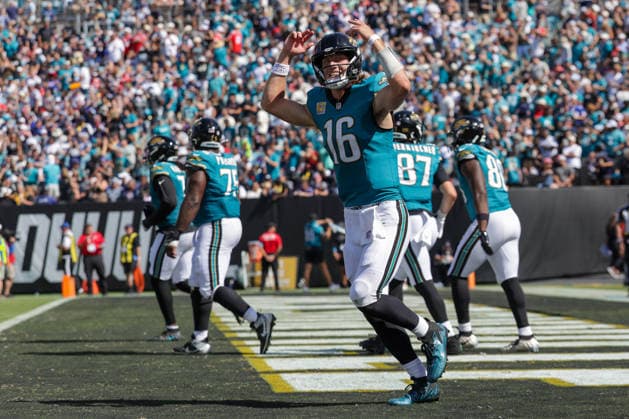 JACKSONVILLE, FL - SEPTEMBER 27: Trevor Lawrence 16 of the Jacksonville Jaguars reacts after a touchdown during the game between the Jacksonville Jaguars and the New England Patriots on September 27, 2026 at EverBank Stadium in Jacksonville, Fl. (Photo by David Rosenblum Icon Sportswire) NFL, American Football Herren, USA SEP 27 Patriots at Jaguars EDITORIAL USE ONLY Icon260927007265
