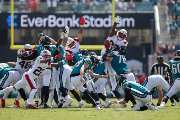 JACKSONVILLE, FL - SEPTEMBER 27: Cam Little 39 of the Jacksonville Jaguars attempts a 70-yard field goal during the game between the Jacksonville Jaguars and the New England Patriots on September 27, 2026 at EverBank Stadium in Jacksonville, Fl. (Photo by David Rosenblum Icon Sportswire) NFL, American Football Herren, USA SEP 27 Patriots at Jaguars EDITORIAL USE ONLY Icon260927006476