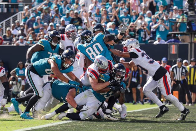 JACKSONVILLE, FL - SEPTEMBER 27: Bhayshul Tuten 33 of the Jacksonville Jaguars runs with the ball for a touchdown during the game between the Jacksonville Jaguars and the New England Patriots on September 27, 2026 at EverBank Stadium in Jacksonville, Fl. (Photo by David Rosenblum Icon Sportswire) NFL, American Football Herren, USA SEP 27 Patriots at Jaguars EDITORIAL USE ONLY Icon260927007336