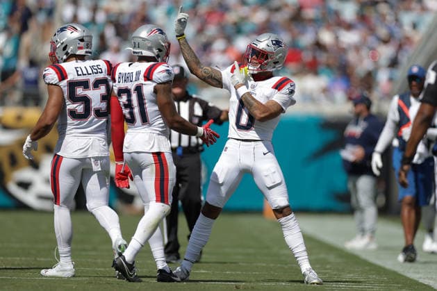 JACKSONVILLE, FL - SEPTEMBER 27: Christian Gonzalez 0 of the New England Patriots reacts after a play during the game between the Jacksonville Jaguars and the New England Patriots on September 27, 2026 at EverBank Stadium in Jacksonville, Fl. (Photo by David Rosenblum Icon Sportswire) NFL, American Football Herren, USA SEP 27 Patriots at Jaguars EDITORIAL USE ONLY Icon260927007443