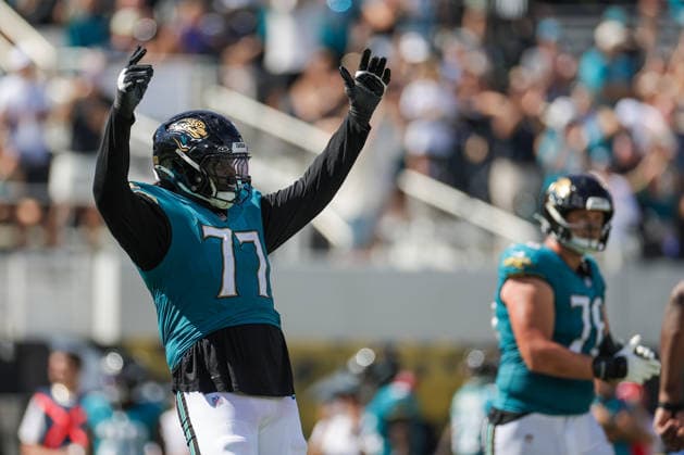JACKSONVILLE, FL - SEPTEMBER 27: Anton Harrison 77 of the Jacksonville Jaguars reacts to a touchdown during the game between the Jacksonville Jaguars and the New England Patriots on September 27, 2026 at EverBank Stadium in Jacksonville, Fl. (Photo by David Rosenblum Icon Sportswire) NFL, American Football Herren, USA SEP 27 Patriots at Jaguars EDITORIAL USE ONLY Icon260927007513