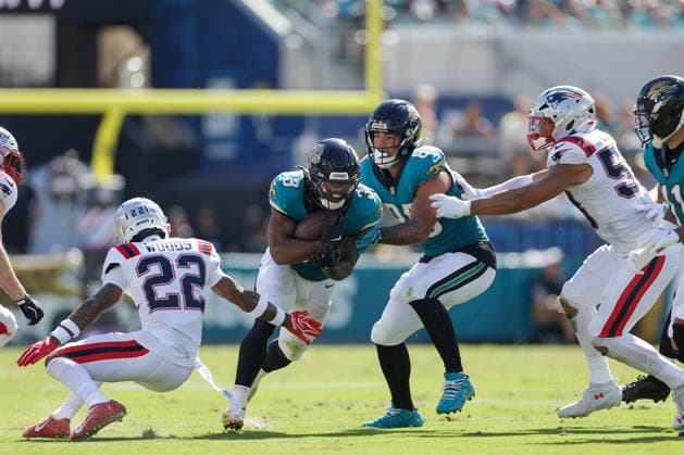 JACKSONVILLE, FL - SEPTEMBER 27: Bhayshul Tuten 33 of the Jacksonville Jaguars runs with the ball during the game between the Jacksonville Jaguars and the New England Patriots on September 27, 2026 at EverBank Stadium in Jacksonville, Fl. (Photo by David Rosenblum Icon Sportswire) NFL, American Football Herren, USA SEP 27 Patriots at Jaguars EDITORIAL USE ONLY Icon260927007792