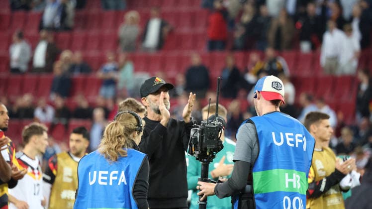 September 27, 2026, xrekx, Soccer, UEFA Nations League, Germany vs. Greece, end of the game: Jürgen Klopp, coach of Germany, and the team thank the fans; the players thank the fans for their support, Augsburg