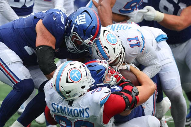 EAST RUTHERFORD, NJ - SEPTEMBER 27: Jeffery Simmons 98 of the Tennessee Titans tackles Cam Skattebo 44 of the New York Giants during the third quarter of the game at MetLife Stadium on September 27, 2026 in East Rutherford, New Jersey. (Photo by Rich Graessle Icon Sportswire) NFL, American Football Herren, USA SEP 27 Titans at Giants EDITORIAL USE ONLY Icon262092732364