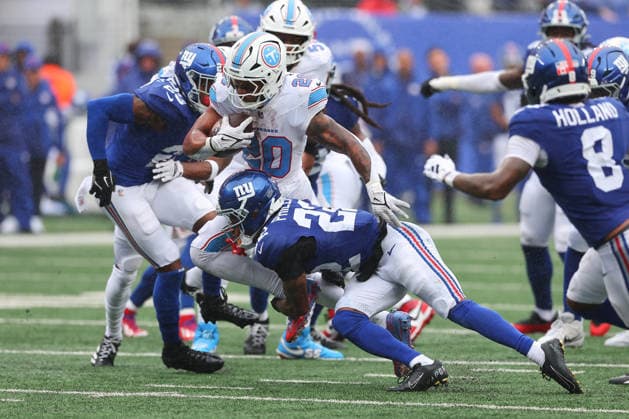 EAST RUTHERFORD, NJ - SEPTEMBER 27: Tony Pollard 20 of the Tennessee Titans runs during the game against the New York Giants at MetLife Stadium on September 27, 2026 in East Rutherford, New Jersey. (Photo by Rich Graessle Icon Sportswire) NFL, American Football Herren, USA SEP 27 Titans at Giants EDITORIAL USE ONLY Icon262092732370