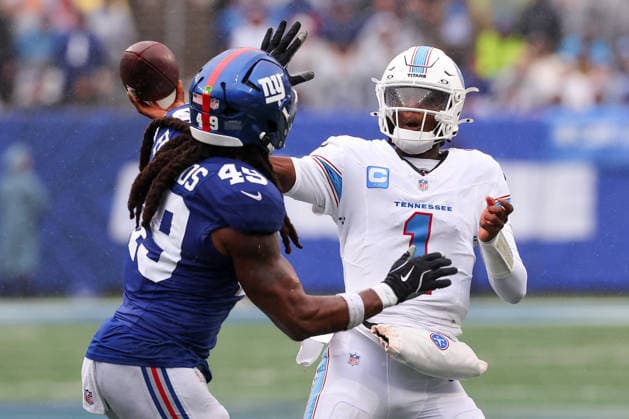 EAST RUTHERFORD, NJ - SEPTEMBER 27: Cam Ward 1 of the Tennessee Titans drops back to pass during the game against the New York Giants at MetLife Stadium on September 27, 2026 in East Rutherford, New Jersey. (Photo by Rich Graessle Icon Sportswire) NFL, American Football Herren, USA SEP 27 Titans at Giants EDITORIAL USE ONLY Icon262092732375